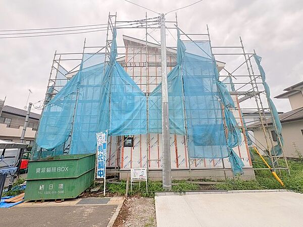 ～ベタ基礎でしっかりとした土台～ ・コンクリートの中に鉄筋を配し強度を高めた「ベタ基礎」を採用。 ・しっかりとした土台を造ったうえで、その上に建物が築造されていきます。