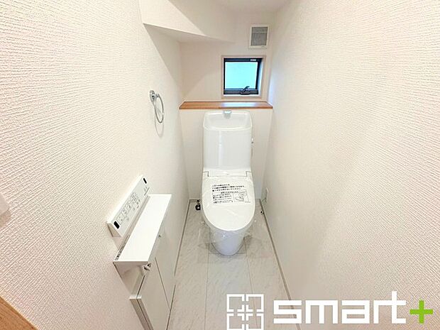 ~やはり便利なタンク式トイレ~ ・最近はタンクレストイレもございますが、タンク式の場合は停電時もお水を流すことが可能。 ・故障時なども比較的費用が安くなるなど、メリットが多くなります。