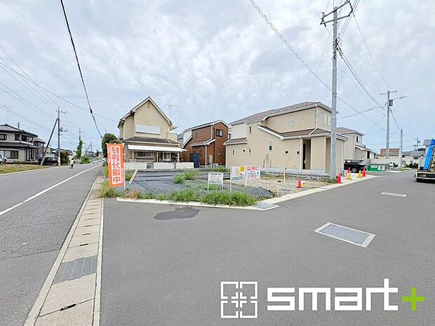 ～開放感ある角地のお住まい～ ・2方向が空く事で開放感のある角地に位置しております。 ・窮屈な感じが無く、ゆったりと暮らせるこの魅力をぜひ現地でご体感くださいませ。 