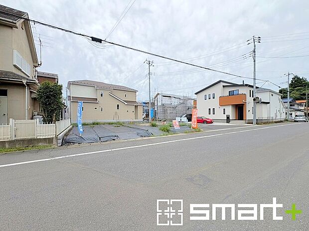 ～閑静な住宅街の立地～ ・周辺は閑静な住宅街となっておりますので、静かな暮らしをご実現いただけます。 ・前面道路の交通量も多くないので、小さなお子様がいるご家庭でもご安心ですね。 