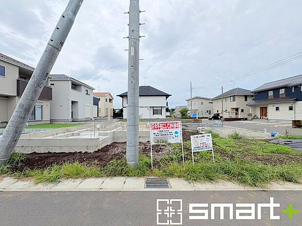 ～ベタ基礎でしっかりとした土台～ ・コンクリートの中に鉄筋を配し強度を高めた「ベタ基礎」を採用。 ・しっかりとした土台を造ったうえで、その上に建物が築造されていきます。 