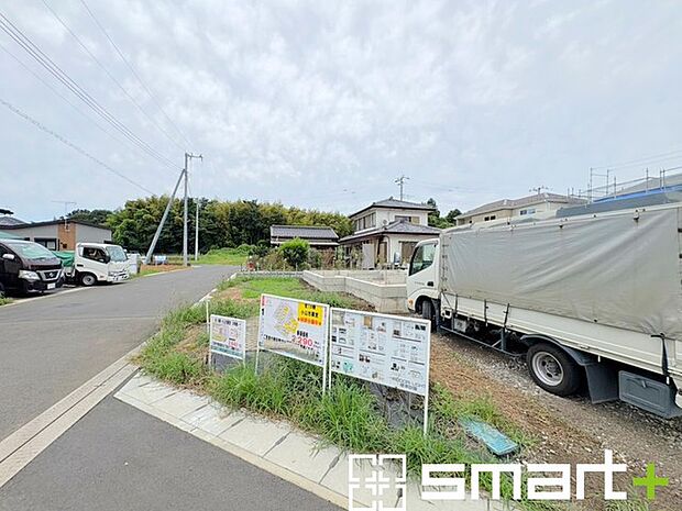 ~開放感ある角地のお住まい~ ・2方向が空く事で開放感のある角地に位置しております。 ・窮屈な感じが無く、ゆったりと暮らせるこの魅力をぜひ現地でご体感くださいませ。