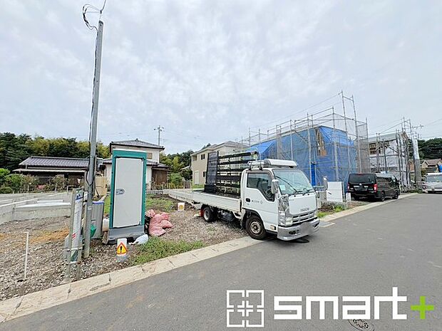 ~閑静な住宅街の立地~ ・周辺は閑静な住宅街となっておりますので、静かな暮らしをご実現いただけます。 ・前面道路の交通量も多くないので、小さなお子様がいるご家庭でもご安心ですね。