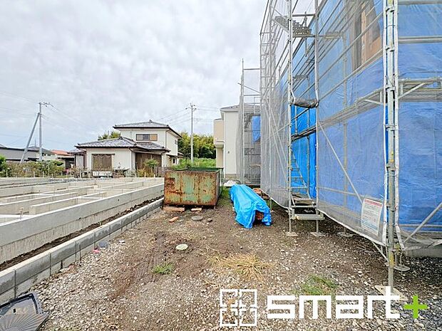 ~ベタ基礎でしっかりとした土台~ ・コンクリートの中に鉄筋を配し強度を高めた「ベタ基礎」を採用。 ・しっかりとした土台を造ったうえで、その上に建物が築造されていきます。