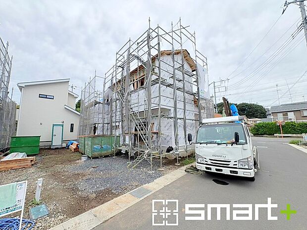 ~閑静な住宅街の立地~ ・周辺は閑静な住宅街となっておりますので、静かな暮らしをご実現いただけます。 ・前面道路の交通量も多くないので、小さなお子様がいるご家庭でもご安心ですね。