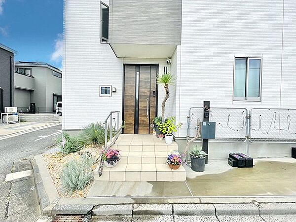 ～お住まいの顔「玄関」～ ・玄関ドアの上にはもちろん軒がございますので、雨の日でも濡れずに鍵の開閉が可能です。 ・鍵は防犯性に優れたディンプルキーを採用。
