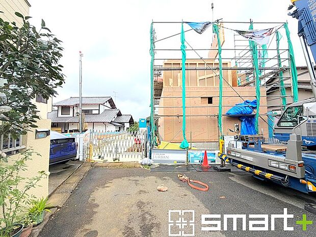 ~閑静な住宅街の立地~ ・周辺は閑静な住宅街となっておりますので、静かな暮らしをご実現いただけます。 ・前面道路の交通量も多くないので、小さなお子様がいるご家庭でもご安心ですね。