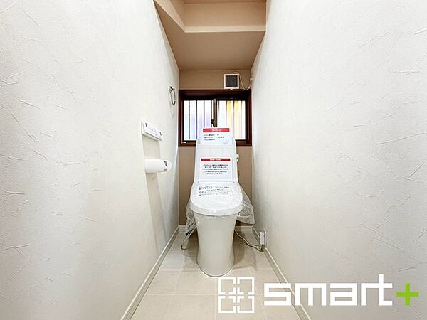 ～ウォシュレット付トイレ～ ・窓があるので使用後や掃除の際には換気もしやすく快適ですね。 ・温水洗浄機能付きに新品交換済みです。