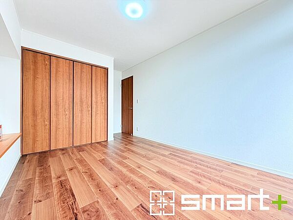 ～明るく暖かな光が差し込む洋室～ ・窓からたっぷりの光が舞い込み、お部屋全体を優しく包み込んでくれます。 ・くつろぎのプライベート時間を明るい空間で穏やかにお過ごしいただけます。