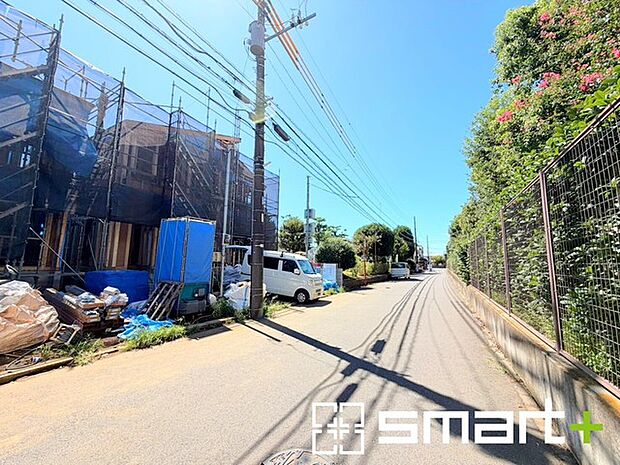 ~閑静な住宅街の立地~ ・周辺は閑静な住宅街となっておりますので、静かな暮らしをご実現いただけます。 ・前面道路の交通量も多くないので、小さなお子様がいるご家庭でもご安心ですね。