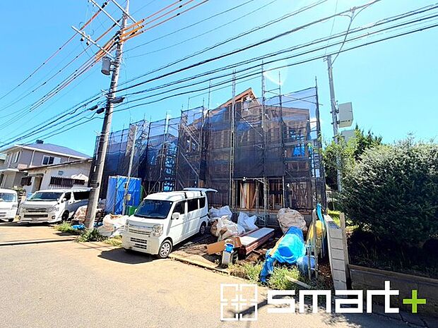 ～ベタ基礎でしっかりとした土台～ ・コンクリートの中に鉄筋を配し強度を高めた「ベタ基礎」を採用。 ・しっかりとした土台を造ったうえで、その上に建物が築造されていきます。 