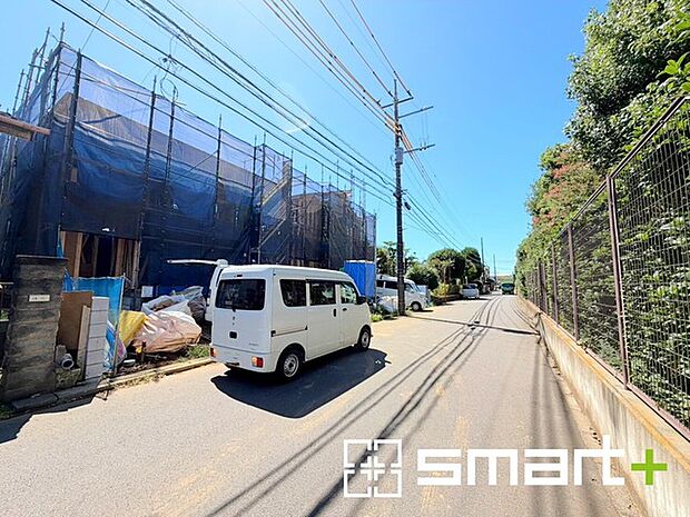 ~十分な広さのある前面道路~ ・前面道路は約6mございますので、お車でのすれ違いも楽々で余計なストレスがかかりません。 ・日々お車での移動が多い方には大切なポイントですね。