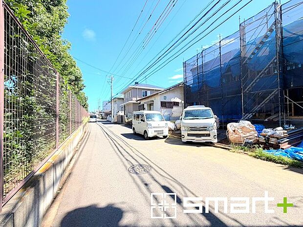 ~閑静な住宅街の立地~ ・周辺は閑静な住宅街となっておりますので、静かな暮らしをご実現いただけます。 ・前面道路の交通量も多くないので、小さなお子様がいるご家庭でもご安心ですね。