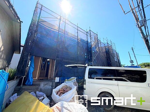 ~ベタ基礎でしっかりとした土台~ ・コンクリートの中に鉄筋を配し強度を高めた「ベタ基礎」を採用。 ・しっかりとした土台を造ったうえで、その上に建物が築造されていきます。