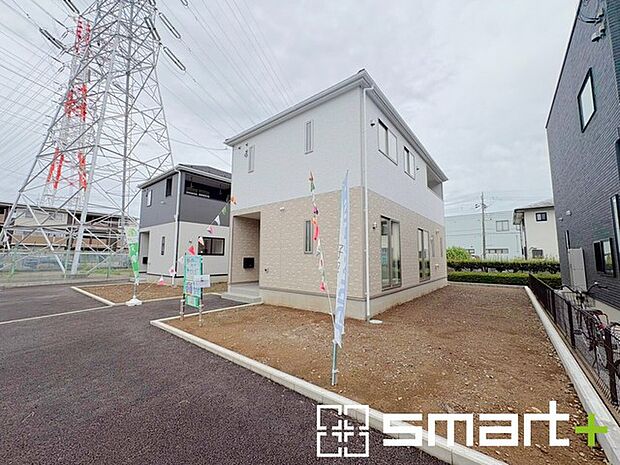 ~お庭もある余裕の敷地~ ・広々した敷地にはお庭もご用意。お庭があるだけで余裕を感じますね。 ・防草シートや人工芝の敷設などのオプションもお気軽にご相談くださいませ。