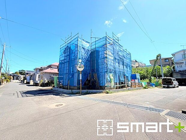 ~開放感ある角地のお住まい~ ・2方向が空く事で開放感のある角地に位置しております。 ・窮屈な感じが無く、ゆったりと暮らせるこの魅力をぜひ現地でご体感くださいませ。
