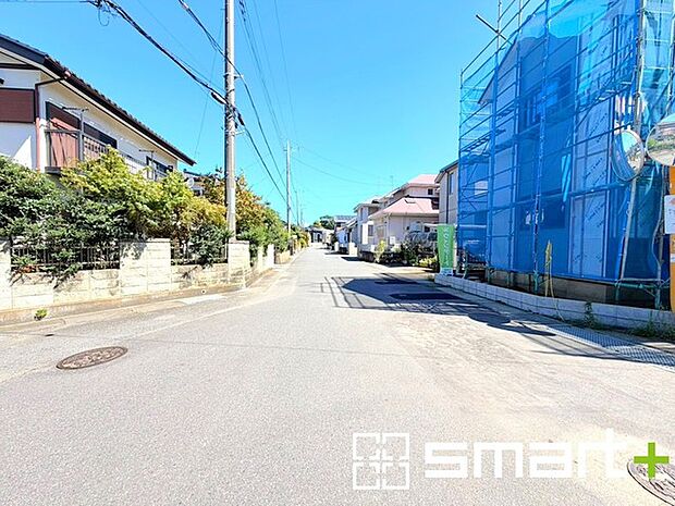 ~閑静な住宅街の立地~ ・周辺は閑静な住宅街となっておりますので、静かな暮らしをご実現いただけます。 ・前面道路の交通量も多くないので、小さなお子様がいるご家庭でもご安心ですね。