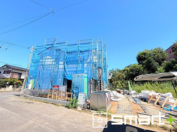 ~ベタ基礎でしっかりとした土台~ ・コンクリートの中に鉄筋を配し強度を高めた「ベタ基礎」を採用。 ・しっかりとした土台を造ったうえで、その上に建物が築造されていきます。
