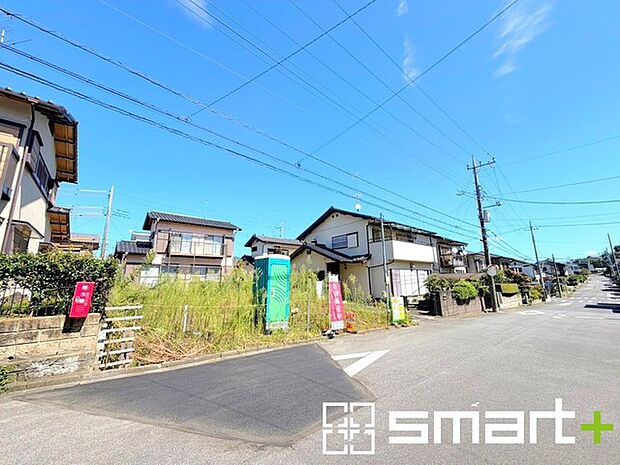 ～閑静な住宅街の立地～ ・周辺は閑静な住宅街となっておりますので、静かな暮らしをご実現いただけます。 ・前面道路の交通量も多くないので、小さなお子様がいるご家庭でもご安心ですね。 