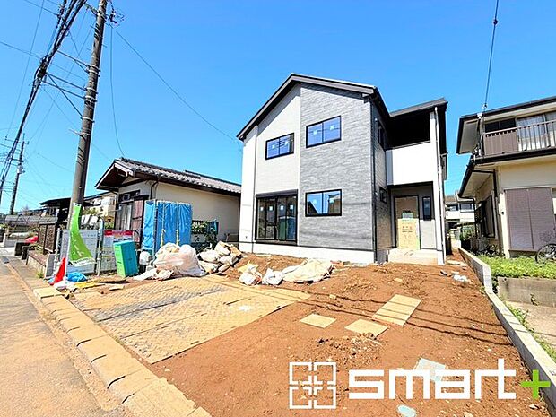 ~ベタ基礎でしっかりとした土台~ ・コンクリートの中に鉄筋を配し強度を高めた「ベタ基礎」を採用。 ・しっかりとした土台を造ったうえで、その上に建物が築造されていきます。