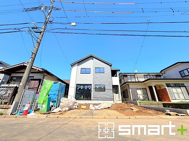 ~十分な広さのある前面道路~ ・前面道路は約6mございますので、お車でのすれ違いも楽々で余計なストレスがかかりません。 ・日々お車での移動が多い方には大切なポイントですね。