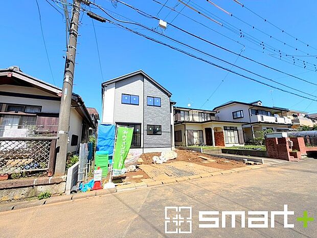~閑静な住宅街の立地~ ・周辺は閑静な住宅街となっておりますので、静かな暮らしをご実現いただけます。 ・前面道路の交通量も多くないので、小さなお子様がいるご家庭でもご安心ですね。
