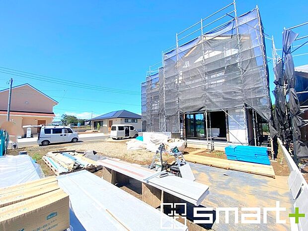 ~ベタ基礎でしっかりとした土台~ ・コンクリートの中に鉄筋を配し強度を高めた「ベタ基礎」を採用。 ・しっかりとした土台を造ったうえで、その上に建物が築造されていきます。