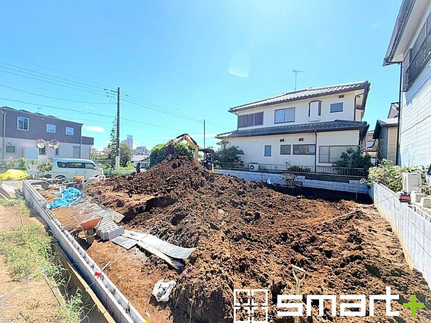 ~ベタ基礎でしっかりとした土台~ ・コンクリートの中に鉄筋を配し強度を高めた「ベタ基礎」を採用。 ・しっかりとした土台を造ったうえで、その上に建物が築造されていきます。