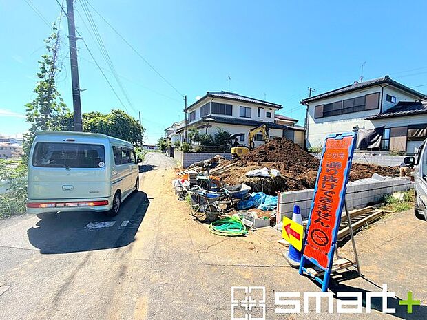 ~閑静な住宅街の立地~ ・周辺は閑静な住宅街となっておりますので、静かな暮らしをご実現いただけます。 ・前面道路の交通量も多くないので、小さなお子様がいるご家庭でもご安心ですね。
