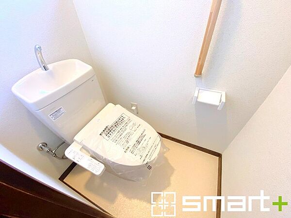 ～やはり便利なタンク式トイレ～ ・最近はタンクレストイレもございますが、タンク式の場合は停電時もお水を流すことが可能。 ・故障時なども比較的費用が安くなるなど、メリットが多くなります。