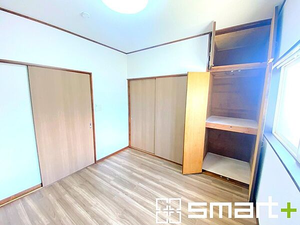 ～自然な風合いの洋室～ ・ナチュラルな色彩で纏められた洋室は家具のコーディネートもしやすくなっております。 ・どんな家具にするか考えるだけでも楽しくなってきますね。