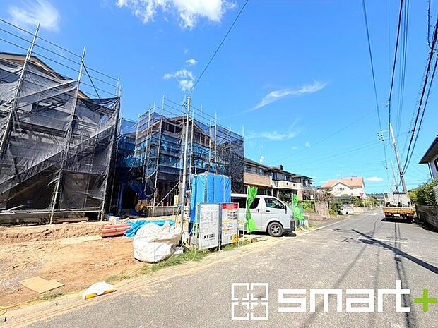 ～閑静な住宅街の立地～ ・周辺は閑静な住宅街となっておりますので、静かな暮らしをご実現いただけます。 ・前面道路の交通量も多くないので、小さなお子様がいるご家庭でもご安心ですね。 