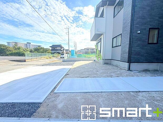 ~ゆとりあるカースペース~ ・セカンドカーや来客時にも困らないカースペース3台分。物置や駐輪スペースなどにも利用できますね。 ・カーポートなどのオプションもお気軽にご相談くださいませ。
