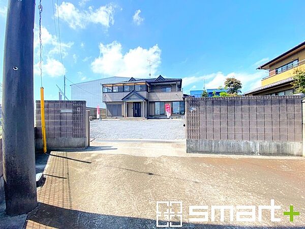 ～閑静な住宅街の立地～ ・周辺は閑静な住宅街となっておりますので、静かな暮らしをご実現いただけます。 ・前面道路の交通量も多くないので、小さなお子様がいるご家庭でもご安心ですね。