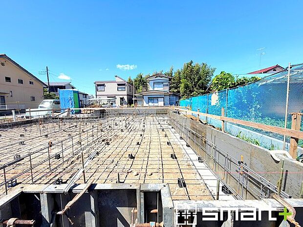 ~ベタ基礎でしっかりとした土台~ ・コンクリートの中に鉄筋を配し強度を高めた「ベタ基礎」を採用。 ・しっかりとした土台を造ったうえで、その上に建物が築造されていきます。