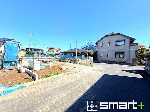~閑静な住宅街の立地~ ・周辺は閑静な住宅街となっておりますので、静かな暮らしをご実現いただけます。 ・前面道路の交通量も多くないので、小さなお子様がいるご家庭でもご安心ですね。