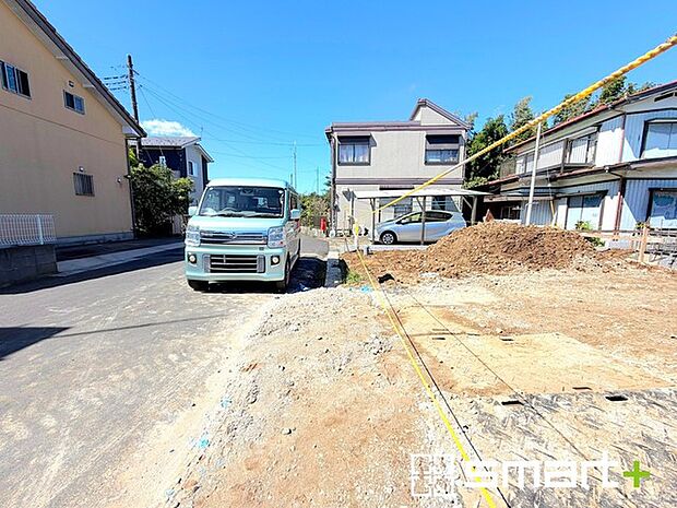 ~十分な広さのある前面道路~ ・前面道路は約6mございますので、お車でのすれ違いも楽々で余計なストレスがかかりません。 ・日々お車での移動が多い方には大切なポイントですね。
