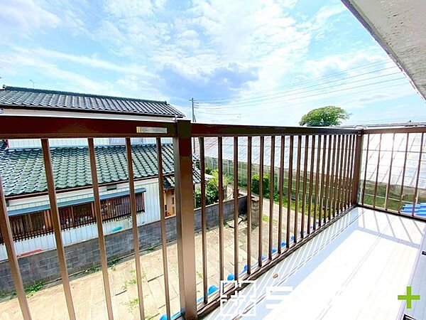 ～洗濯物も干しやすいバルコニー～ ・バルコニーには物干し竿受けが標準装備されております。 ・テラス屋根等のオプションもお気軽にご相談くださいませ。