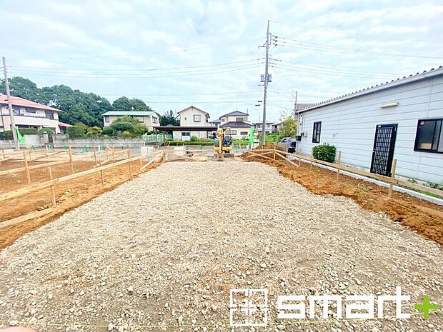 ~ベタ基礎でしっかりとした土台~ ・コンクリートの中に鉄筋を配し強度を高めた「ベタ基礎」を採用。 ・しっかりとした土台を造ったうえで、その上に建物が築造されていきます。