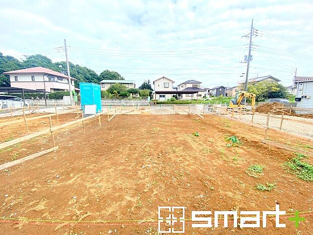 ～ベタ基礎でしっかりとした土台～ ・コンクリートの中に鉄筋を配し強度を高めた「ベタ基礎」を採用。 ・しっかりとした土台を造ったうえで、その上に建物が築造されていきます。 