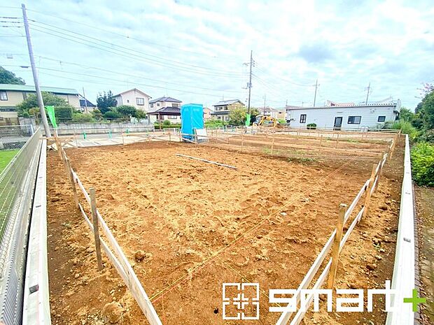 ~ベタ基礎でしっかりとした土台~ ・コンクリートの中に鉄筋を配し強度を高めた「ベタ基礎」を採用。 ・しっかりとした土台を造ったうえで、その上に建物が築造されていきます。