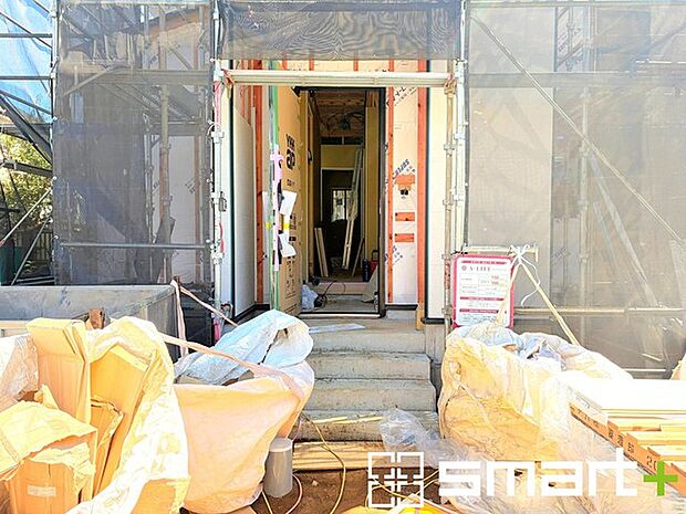 ~お住まいの顔「玄関」~ ・玄関ドアの上にはもちろん軒がございますので、雨の日でも濡れずに鍵の開閉が可能です。 ・鍵は防犯性に優れたディンプルキーを採用。