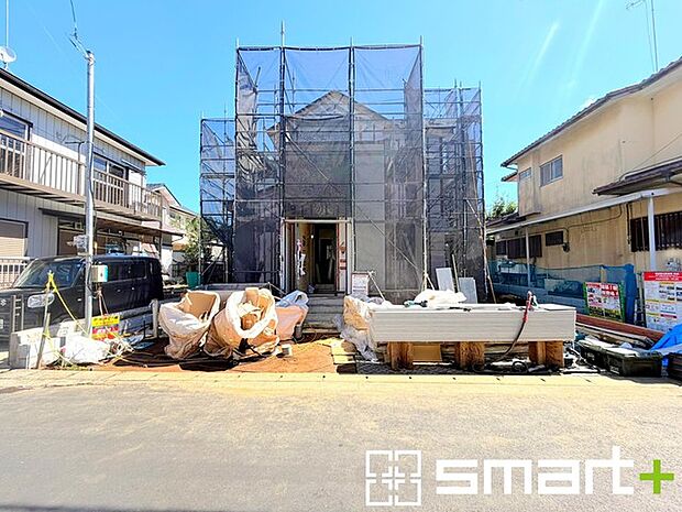 ~ベタ基礎でしっかりとした土台~ ・コンクリートの中に鉄筋を配し強度を高めた「ベタ基礎」を採用。 ・しっかりとした土台を造ったうえで、その上に建物が築造されていきます。