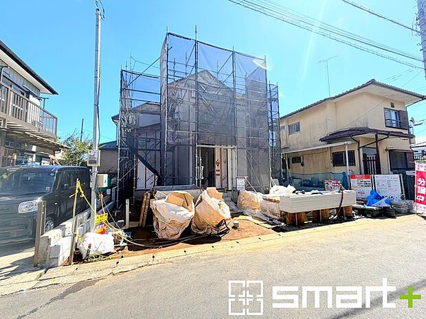 ~十分な広さのある前面道路~ ・前面道路は約5mございますので、お車でのすれ違いも楽々で余計なストレスがかかりません。 ・日々お車での移動が多い方には大切なポイントですね。