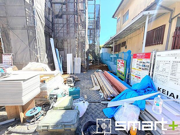 ~駐車場は3台分ご用意~ ・駐車場は3台分ございますので、車通勤の方や複数台お持ちの方にもお勧めのお住まいです。 ・ご来客の際も安心の余裕の敷地です。