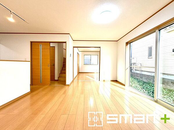 ～穏やかな陽の入るＬＤＫ～ ・大きな窓のあるＬＤＫは陽当りも良好で明るい空間となっております。 ・ご家族団らんなど過ごす時間の多いＬＤＫが明るいのは嬉しいポイントですね。