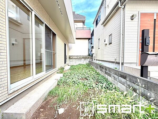 ～お庭もある余裕の敷地～ ・広々した敷地にはお庭もご用意。お庭があるだけで余裕を感じますね。 ・防草シートや人工芝の敷設などのオプションもお気軽にご相談くださいませ。