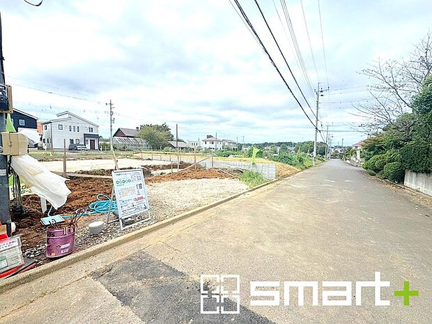 ~十分な広さのある前面道路~ ・前面道路は約6mございますので、お車でのすれ違いも楽々で余計なストレスがかかりません。 ・日々お車での移動が多い方には大切なポイントですね。