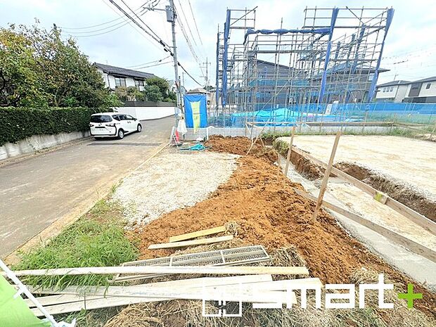 ~閑静な住宅街の立地~ ・周辺は閑静な住宅街となっておりますので、静かな暮らしをご実現いただけます。 ・前面道路の交通量も多くないので、小さなお子様がいるご家庭でもご安心ですね。