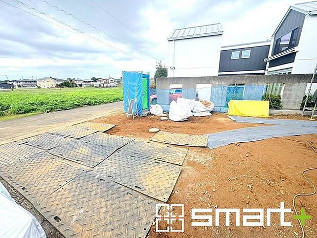 ~開放感ある角地のお住まい~ ・2方向が空く事で開放感のある角地に位置しております。 ・窮屈な感じが無く、ゆったりと暮らせるこの魅力をぜひ現地でご体感くださいませ。
